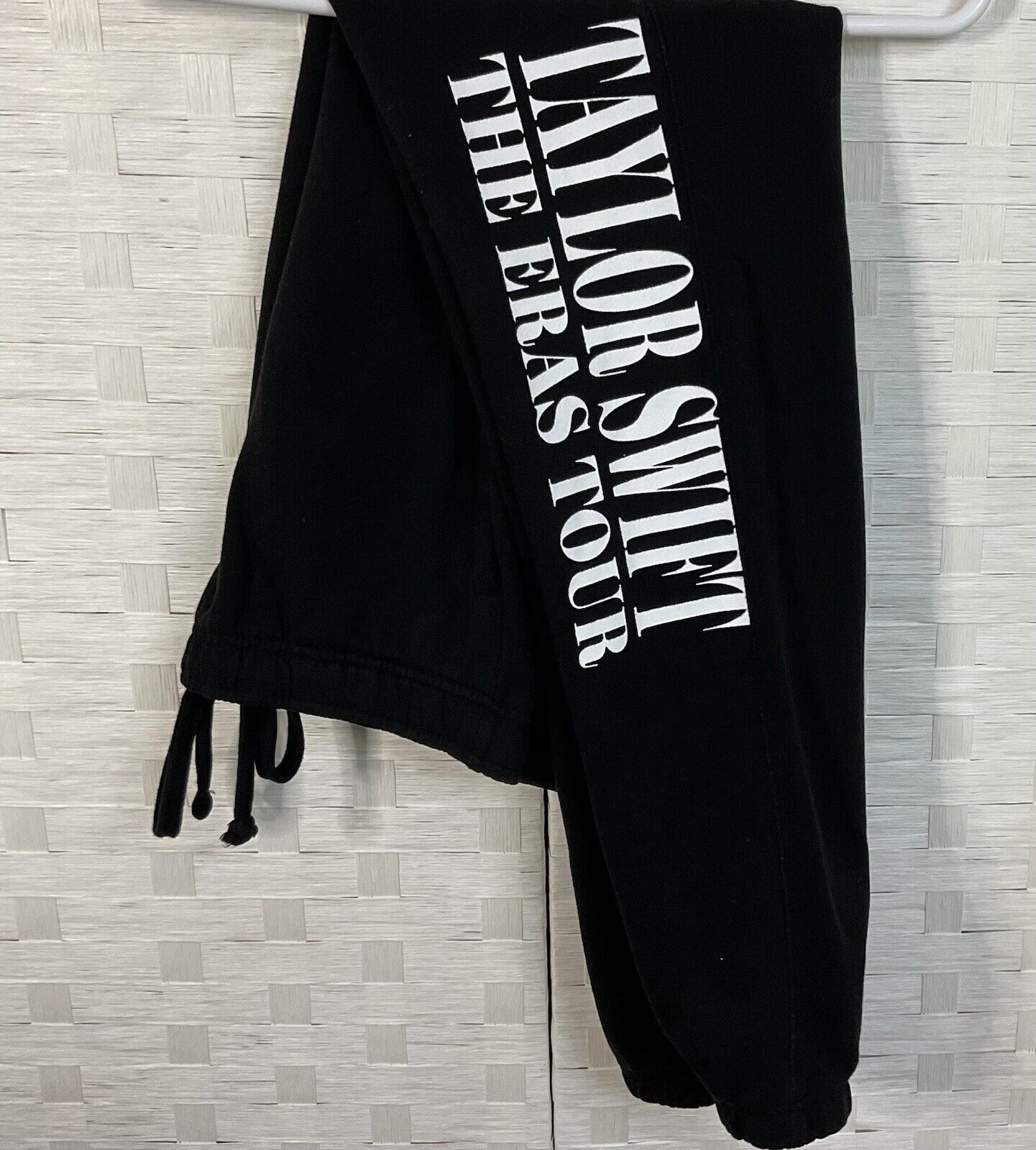 Taylor Swift Eras Tour black sweatpants joggers  NWOT Size M